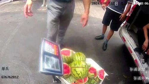 警察抓住吃瓜群众,吃瓜群众束手就擒