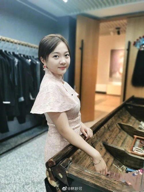 富态吃瓜,揭秘娱乐圈的奢华生活与八卦风云