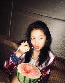 吃瓜的女生图片,吃瓜女生的潮流风采