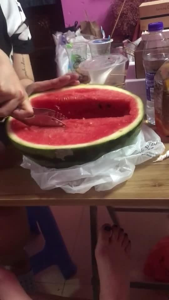 自制吃瓜神器视频,轻松享受夏日清凉时光