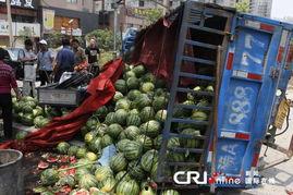 车翻吃瓜,一场意外引发的全民围观盛宴