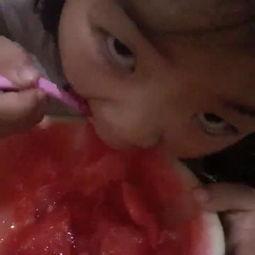 小孩耍赖吃瓜视频,萌态十足引网友热议