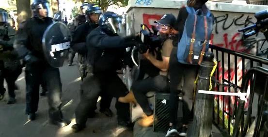 小弟斗嘴大哥吃瓜