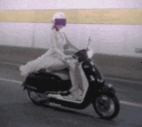 女骑手带你吃瓜,尽享美食之旅