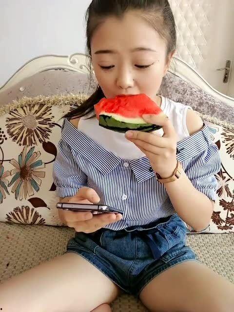 吃瓜上海小阿姨视频,吃瓜视频背后的生活百态