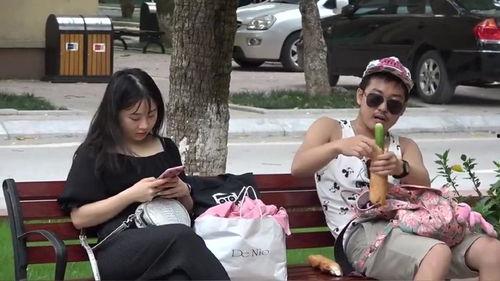 吃瓜妹子搞笑视频,笑出腹肌！