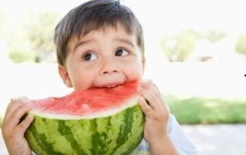 小城夏天吃瓜看戏,小城瓜香戏韵浓