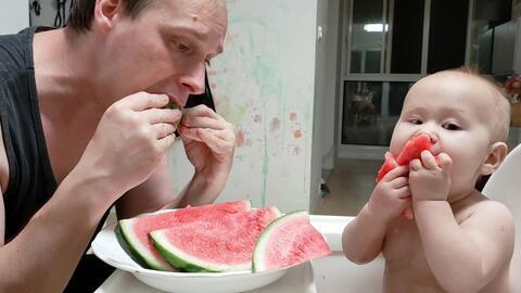 宝宝给爸爸吃瓜,温馨亲子时光