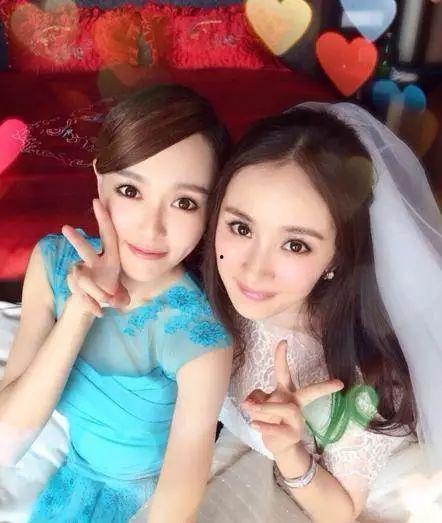 路上吃瓜的姐妹,姐妹欢聚时光