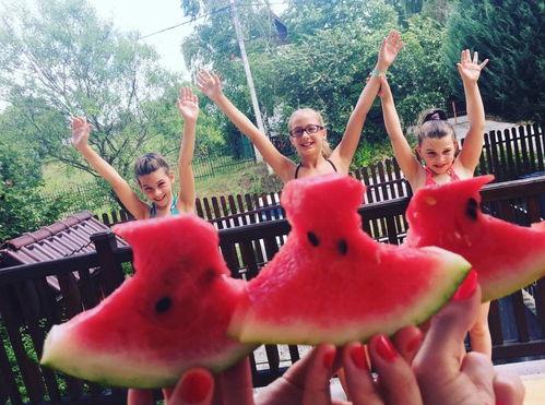 飞扬小朋友吃瓜,飞扬小朋友的甜蜜瓜趣时光