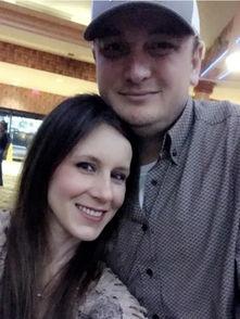 中年夫妻吃瓜,共享生活点滴，品味岁月静好